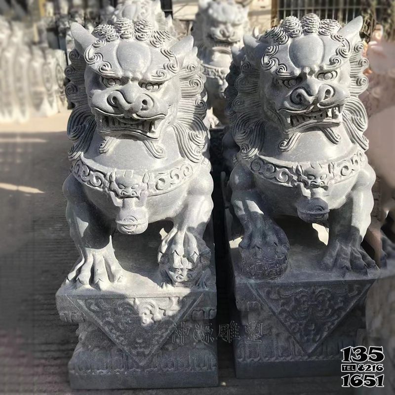 獅子雕塑-戶(hù)外景區(qū)青石石雕一對(duì)鎮(zhèn)宅辟邪雕塑高清圖片