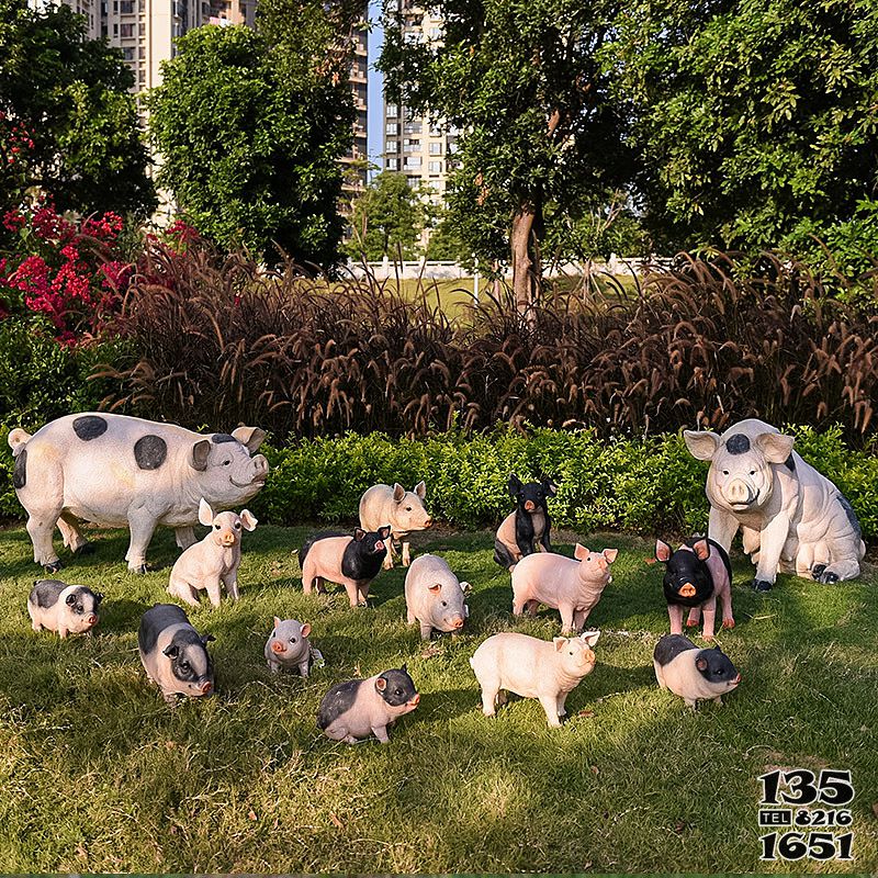 豬雕塑-動物園擺放一群玻璃鋼豬雕塑高清圖片