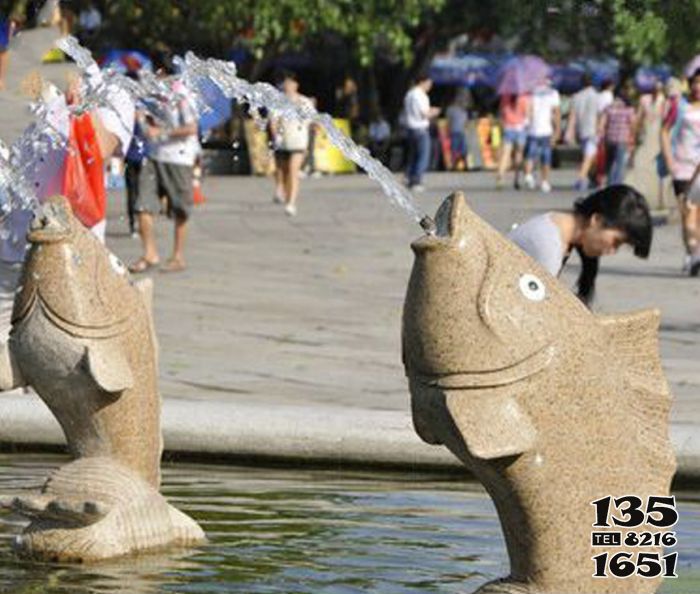 噴水雕塑-公園擺放的鯉魚(yú)花崗石石雕創(chuàng)意噴水雕塑高清圖片