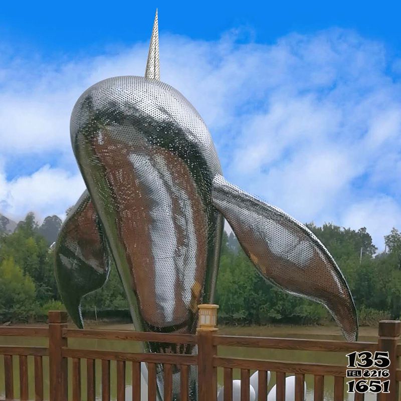 鯨魚(yú)雕塑公園擺放的出水的不銹鋼鏤空創(chuàng)意鯨魚(yú)雕塑高清圖片