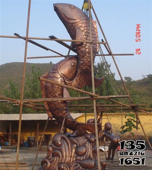 魚(yú)雕塑-戶(hù)外園林兩只大號(hào)不銹鋼噴漆鯉魚(yú)雕塑高清圖片