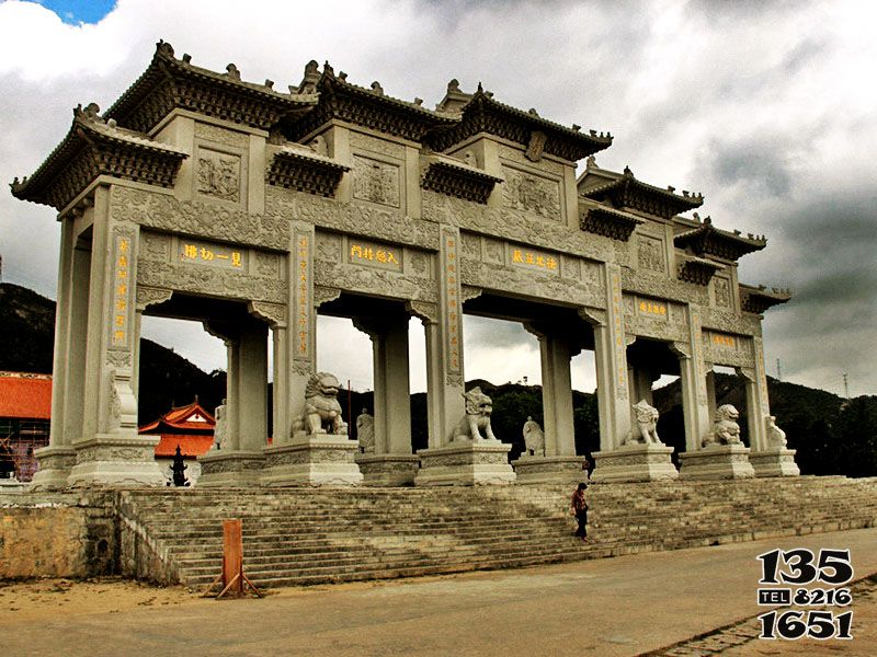 牌坊雕塑-寺院景區(qū)復式斗拱五門石雕牌樓坊高清圖片