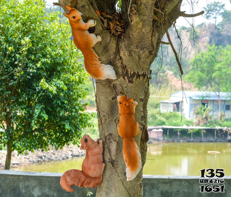 松鼠雕塑-動(dòng)物園三只爬樹(shù)的玻璃鋼松鼠雕塑高清圖片