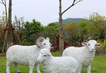 綿羊雕塑-草地上三只歡快的玻璃鋼仿真綿羊雕塑