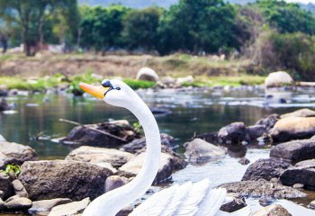 天鵝雕塑-湖邊玻璃鋼仿真動物天鵝雕塑